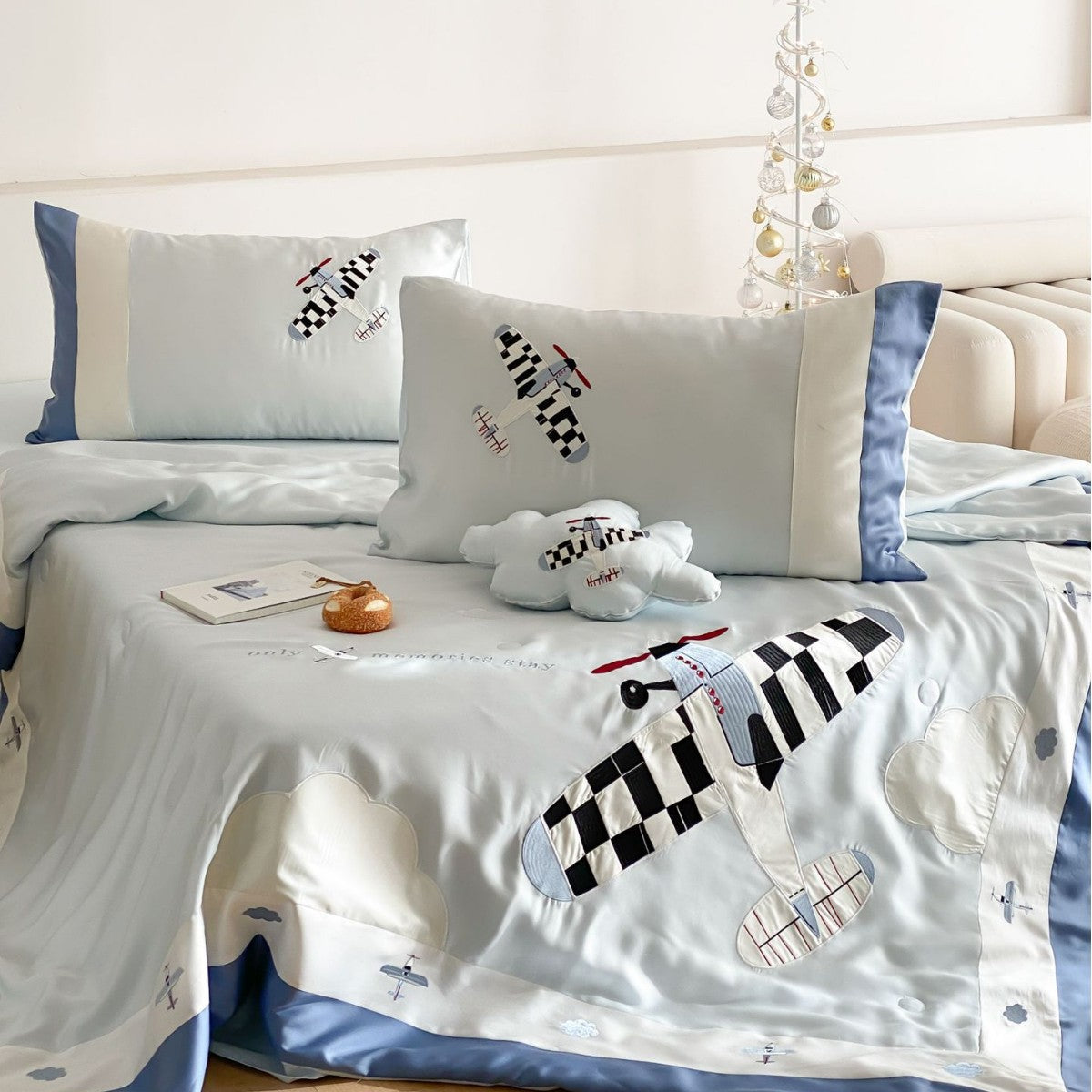 Children's Bedding Set with Appliquéd Retro Airplanes and Silky Satin Finish