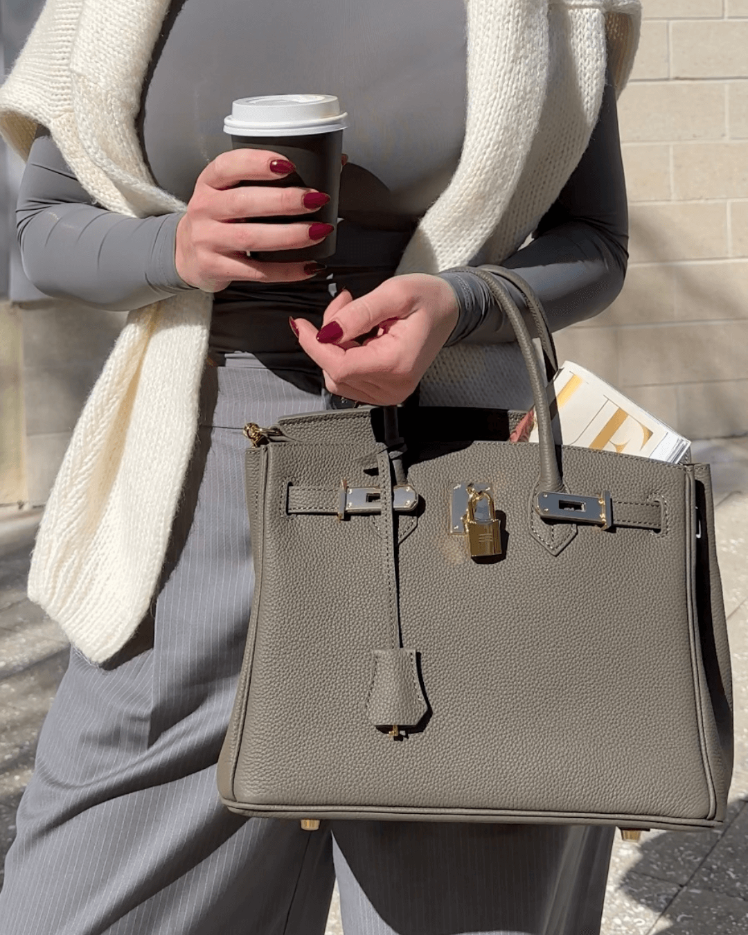 Handbag with Spacious Interior and Elegant Design – Versatile Organizer for Work and Travel