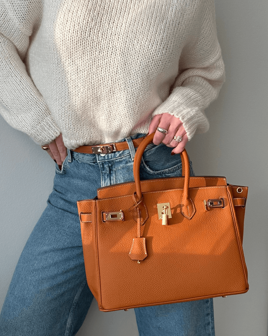 Handbag with Spacious Interior and Elegant Design – Versatile Organizer for Work and Travel