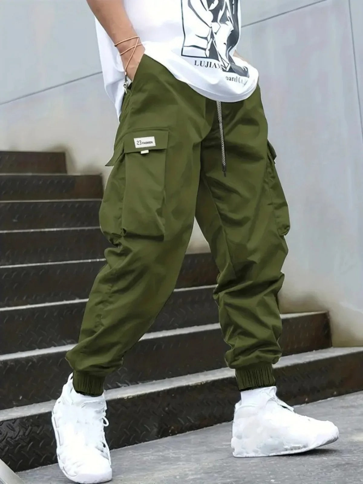 Men's Trendy Cargo Pants in Stretch Fabric for Casual Style