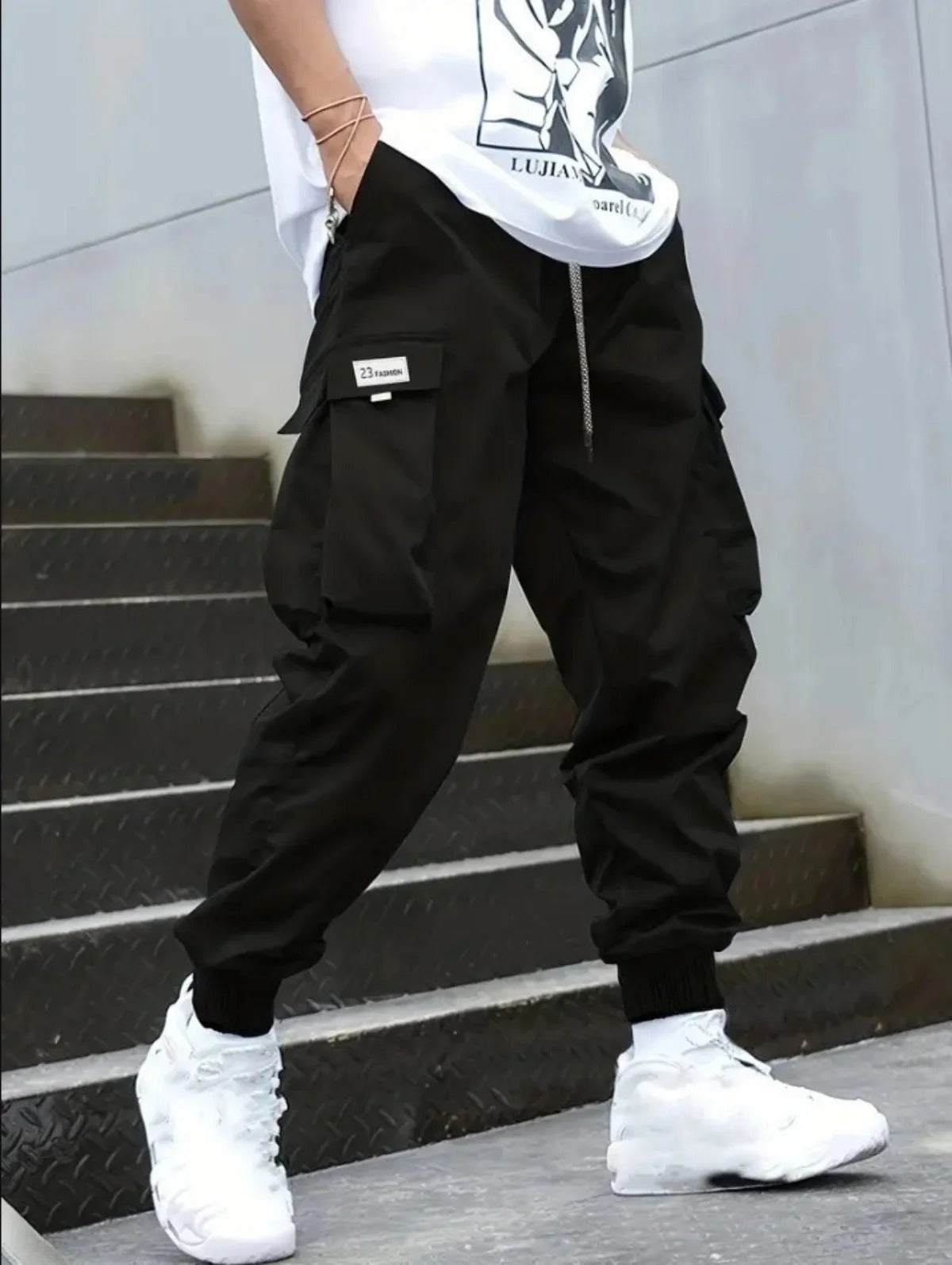 Men's Trendy Cargo Pants in Stretch Fabric for Casual Style