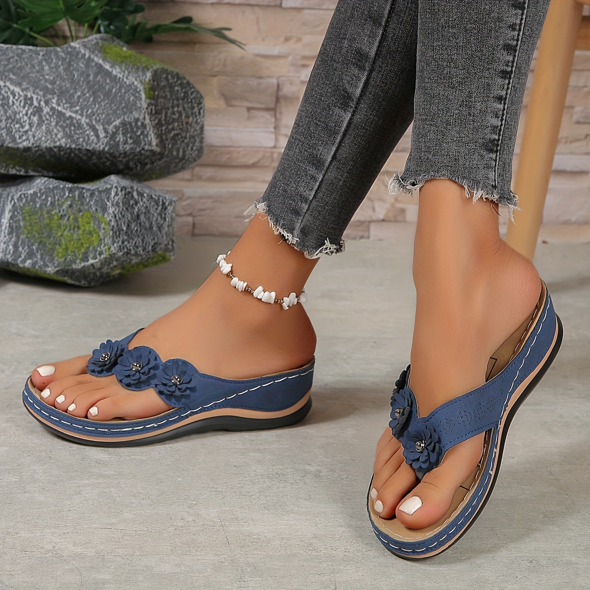 Orthopedic sandals for women with flower detail
