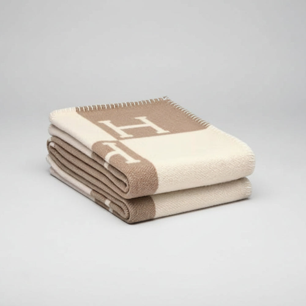 Soft, Cozy Blanket for Living Room – Year-Round Fleece Layer in Warm, Neutral Color, 140 x 170 cm