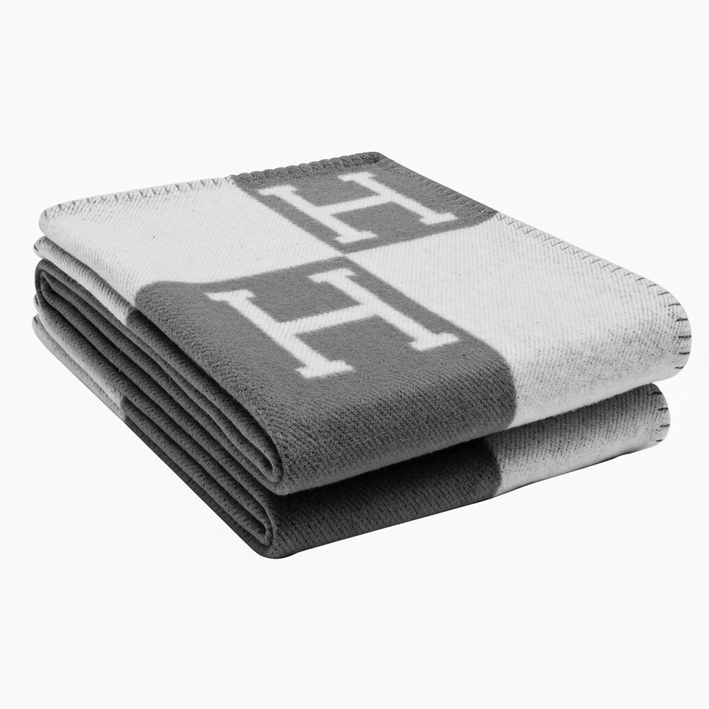 Soft, Cozy Blanket for Living Room – Year-Round Fleece Layer in Warm, Neutral Color, 140 x 170 cm