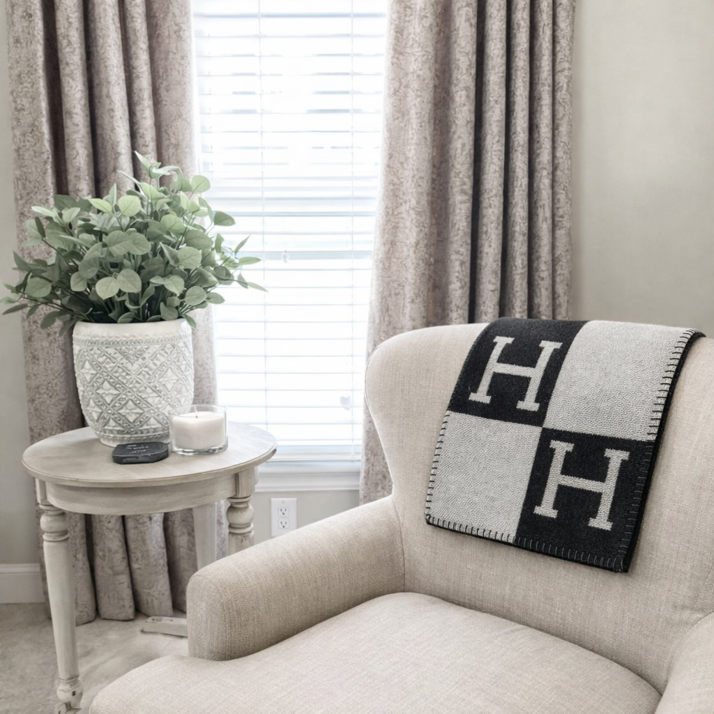 Soft, Cozy Blanket for Living Room – Year-Round Fleece Layer in Warm, Neutral Color, 140 x 170 cm