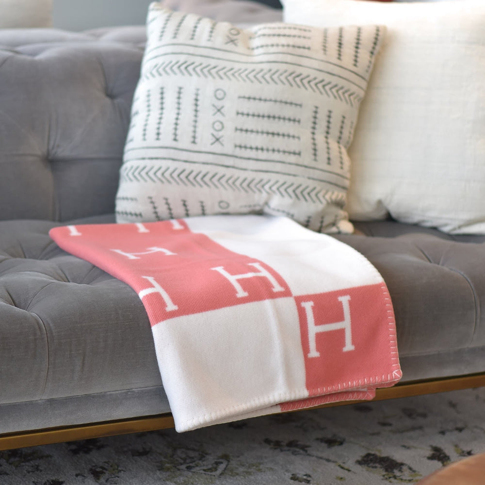 Soft, Cozy Blanket for Living Room – Year-Round Fleece Layer in Warm, Neutral Color, 140 x 170 cm