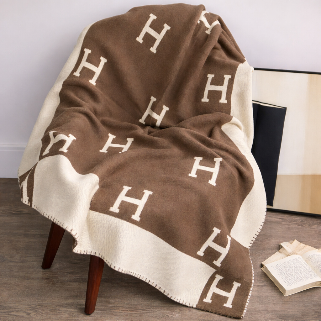 Soft, Cozy Blanket for Living Room – Year-Round Fleece Layer in Warm, Neutral Color, 140 x 170 cm